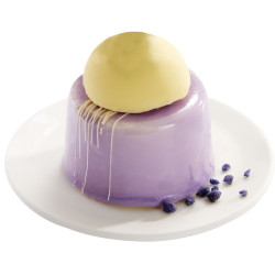 Un gâteau glacé individuel à la violette
