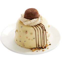 Une pâtisserie glacée à la noix et au café